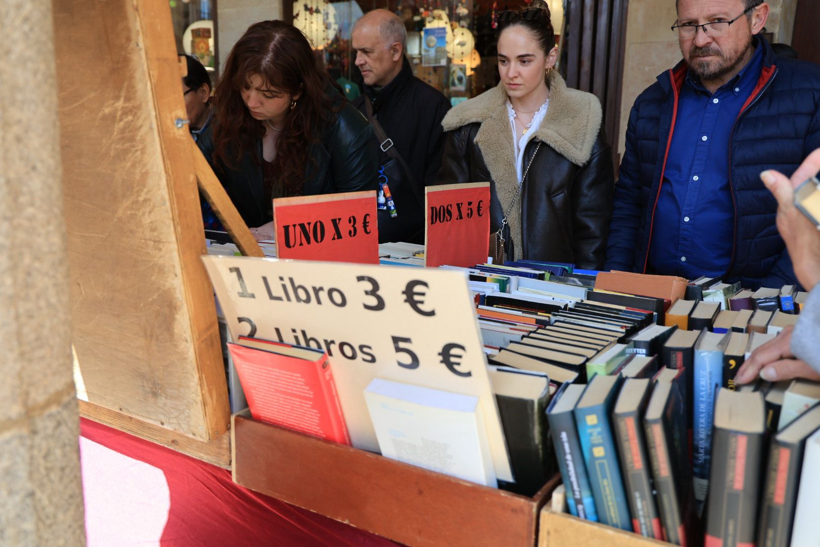 El sol anima el Día del Libro en los soportales de la Plaza Mayor