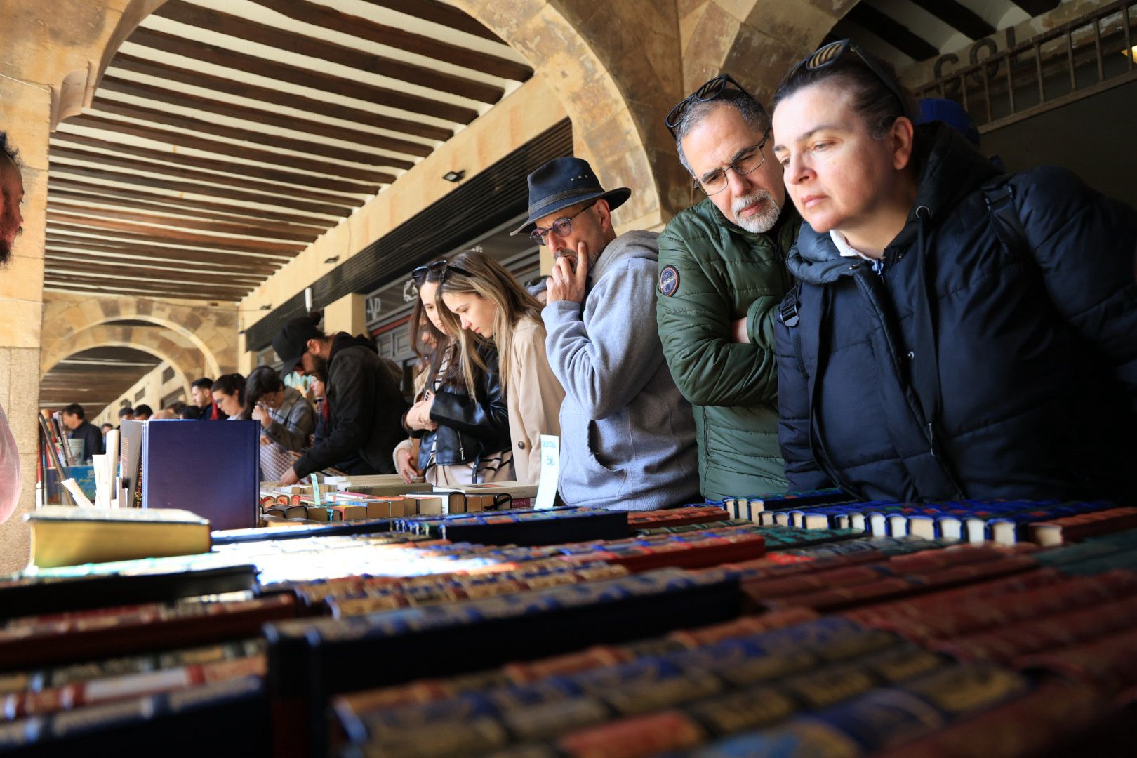 El sol anima el Día del Libro en los soportales de la Plaza Mayor