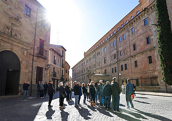 Varios turistas disfrutan del sol en una calle céntrica.