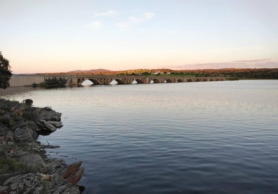 Embalse de Santa Teresa, con la imagen del puente de Guijuelo a Cespedosa.