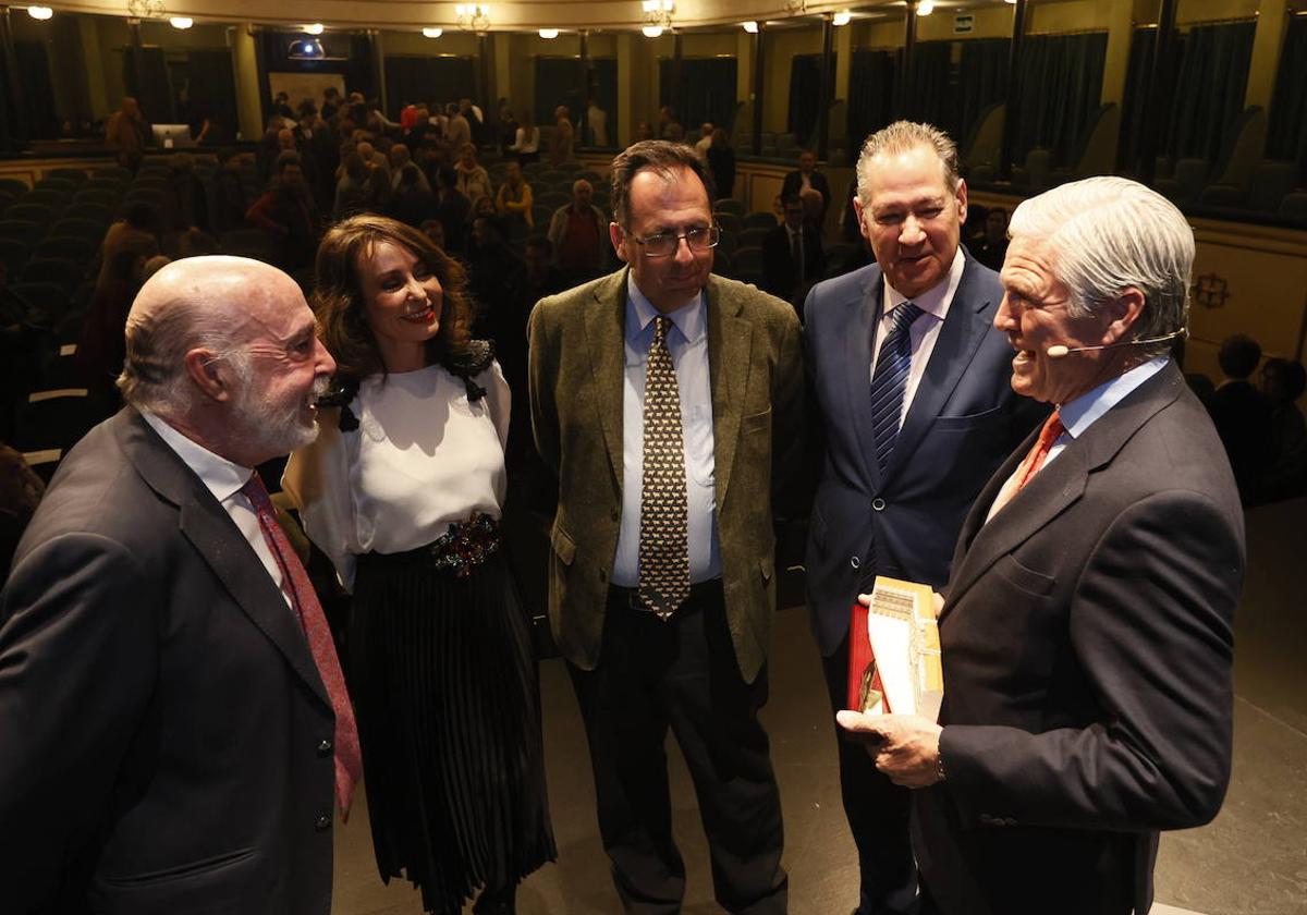 Luciano Sánchez, Carmen Seguín, Domingo Delgado de la Cámara,Fernando Carabias, atentos a Juan Antonio Ruiz 'Espartaco', anoche en el Tetaro Liceo.