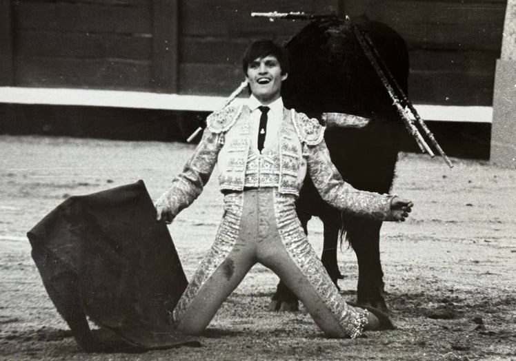 EL CLÁSICO DESPLANTE. De rodillas y de espaldas al toro mirando al tendido, uno de los clásicos desplantes del repertorio de Espartaco que también desplegó en La Glorieta.