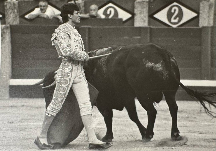 DESPARPAJO EN LA GLORIETA. Una de las clásicas salidas de la cara del toro del maestro, después de un pase del desprecio mirando al tendido en el que sale con autoridad y torería.