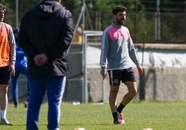 Diego Benito, observado por Jehu Chiapas en el entrenamiento de ayer en el anexo.