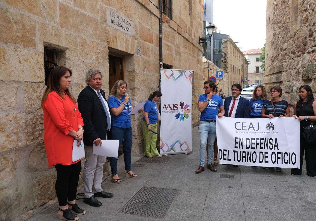 Letrados a las puertas del Colegio de Abogados de Salamanca celebrando el Día de la Justicia Gratuita en el año 2019.