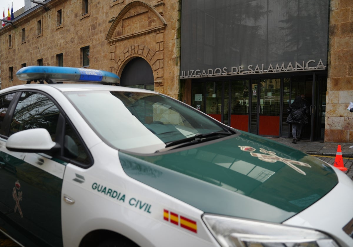 Una patrulla de la Guardia Civil en los Juzgados de Colón, donde se celebrará el juicio.