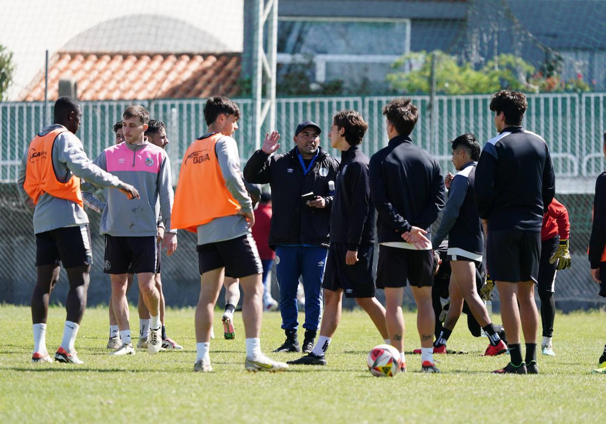 Jehu Chiapas da instrucciones a sus futbolistas en un entrenamiento de esta semana.