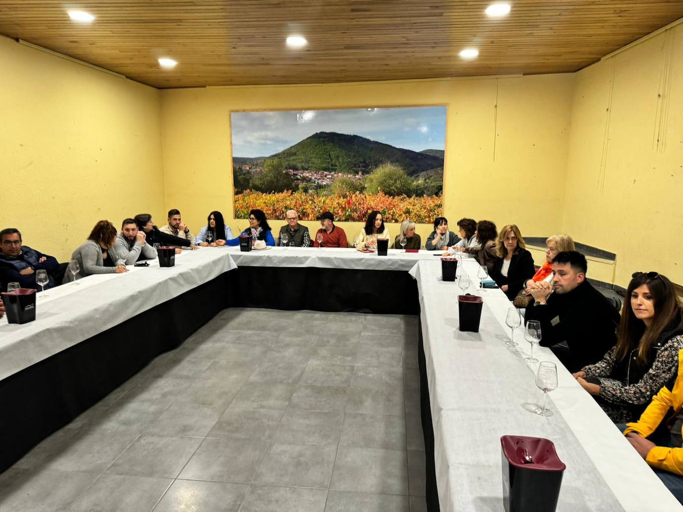 El vino se mueve en San Esteban de la Sierra