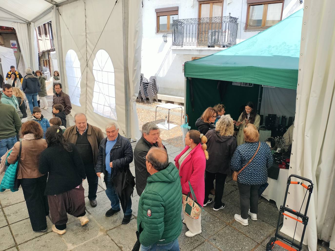 El vino se mueve en San Esteban de la Sierra