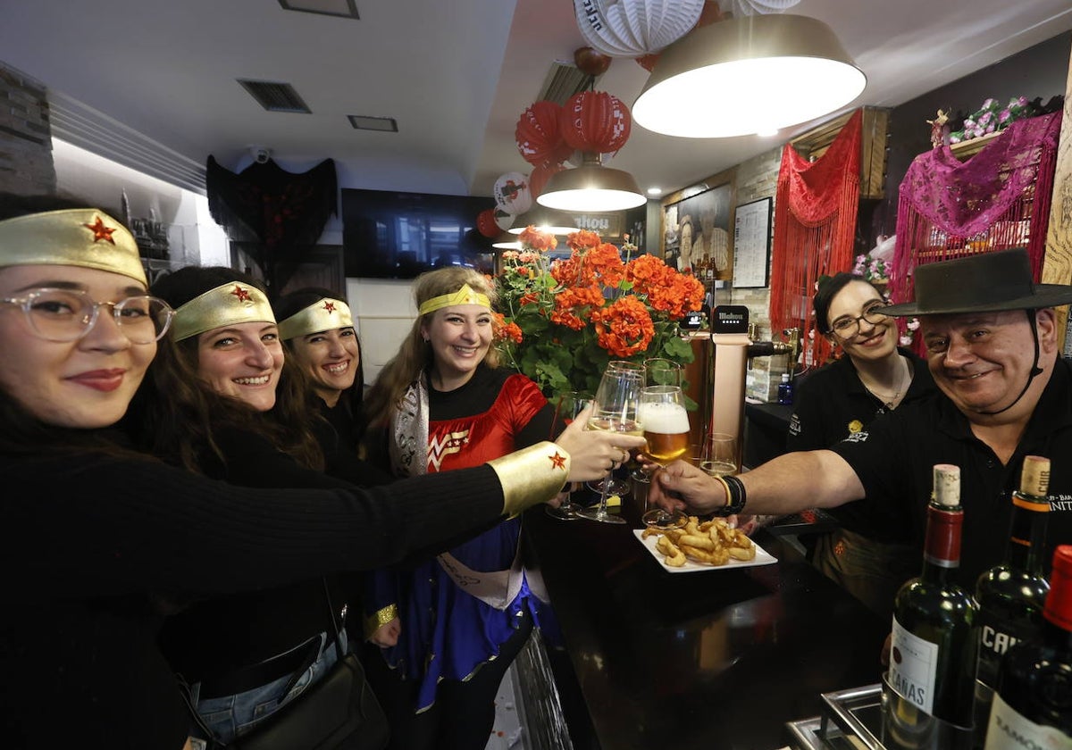 Javier Gómez, un hostelero de la zona, con su clientela