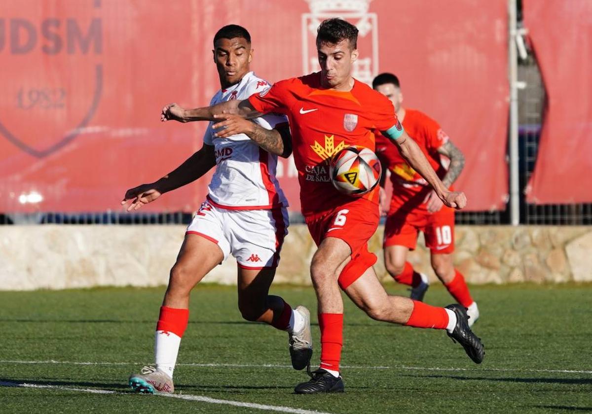 Sergio Santos protege el esférico durante un encuentro de esta temporada en el San Casto.