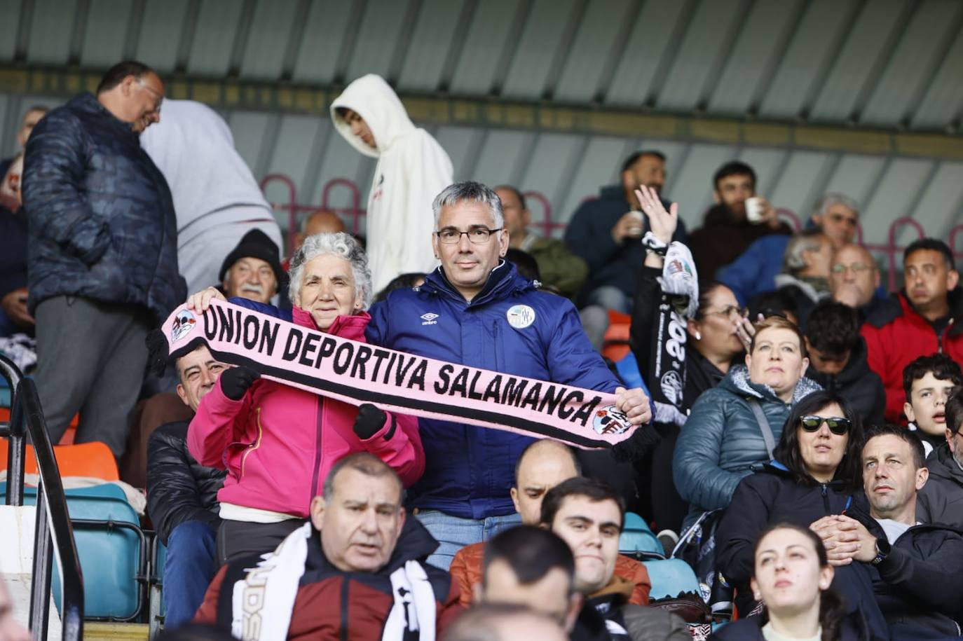 Búscate en la grada del Helmántico en el partido contra el Atlético Astorga