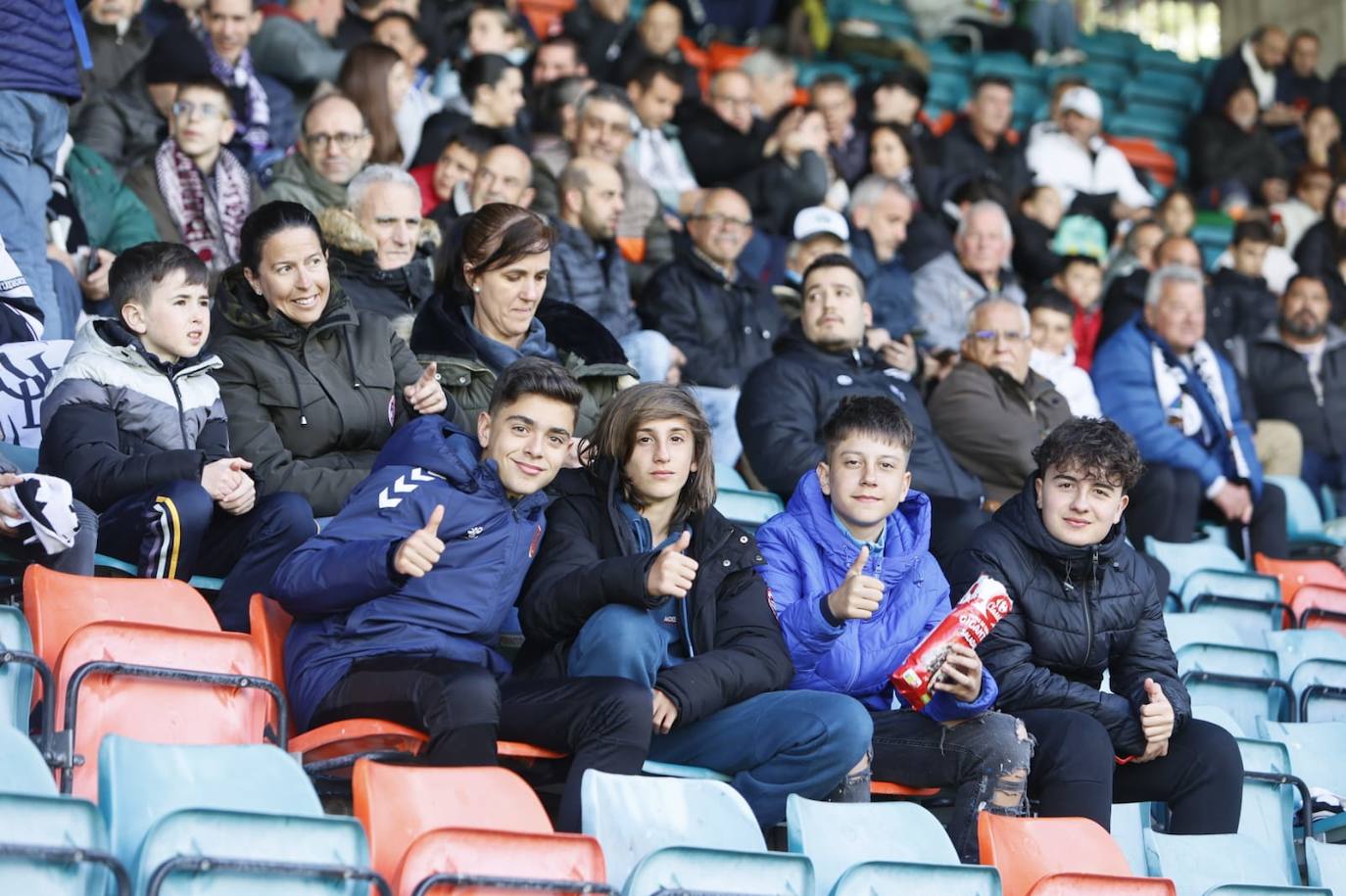 Búscate en la grada del Helmántico en el partido contra el Atlético Astorga