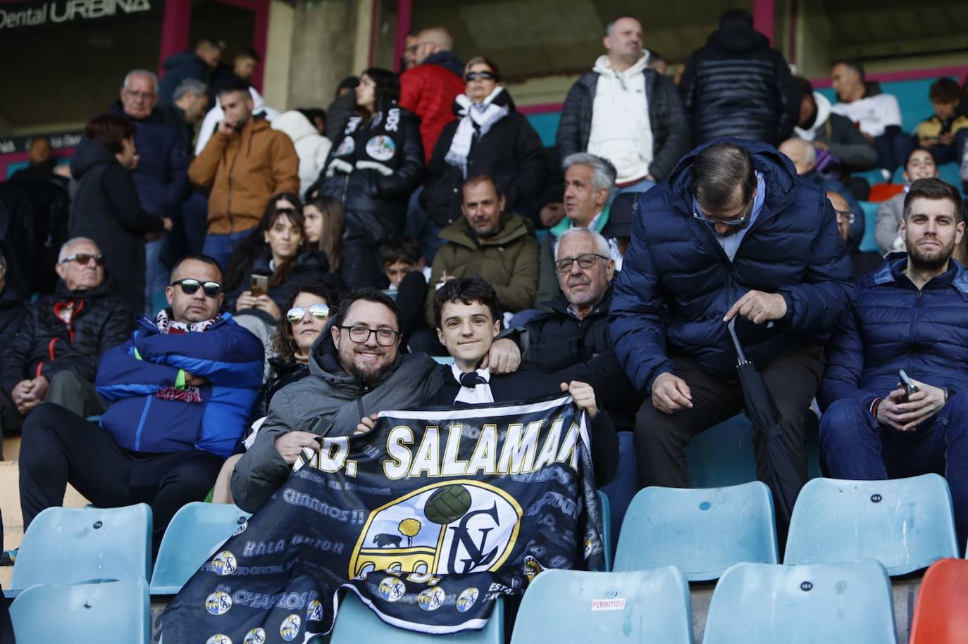 Búscate en la grada del Helmántico en el partido contra el Atlético Astorga