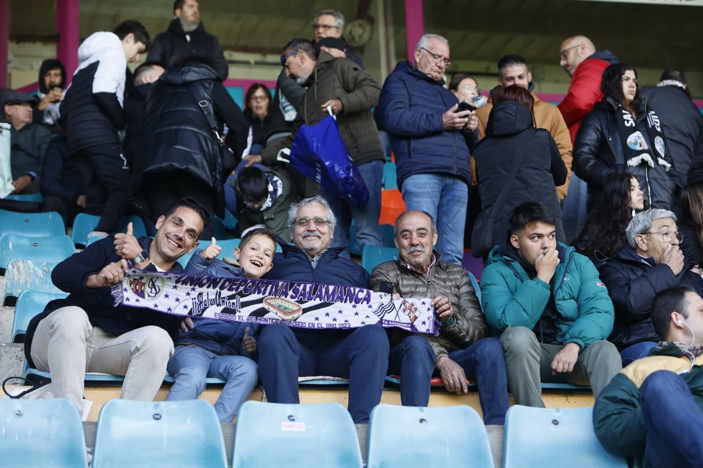 Búscate en la grada del Helmántico en el partido contra el Atlético Astorga