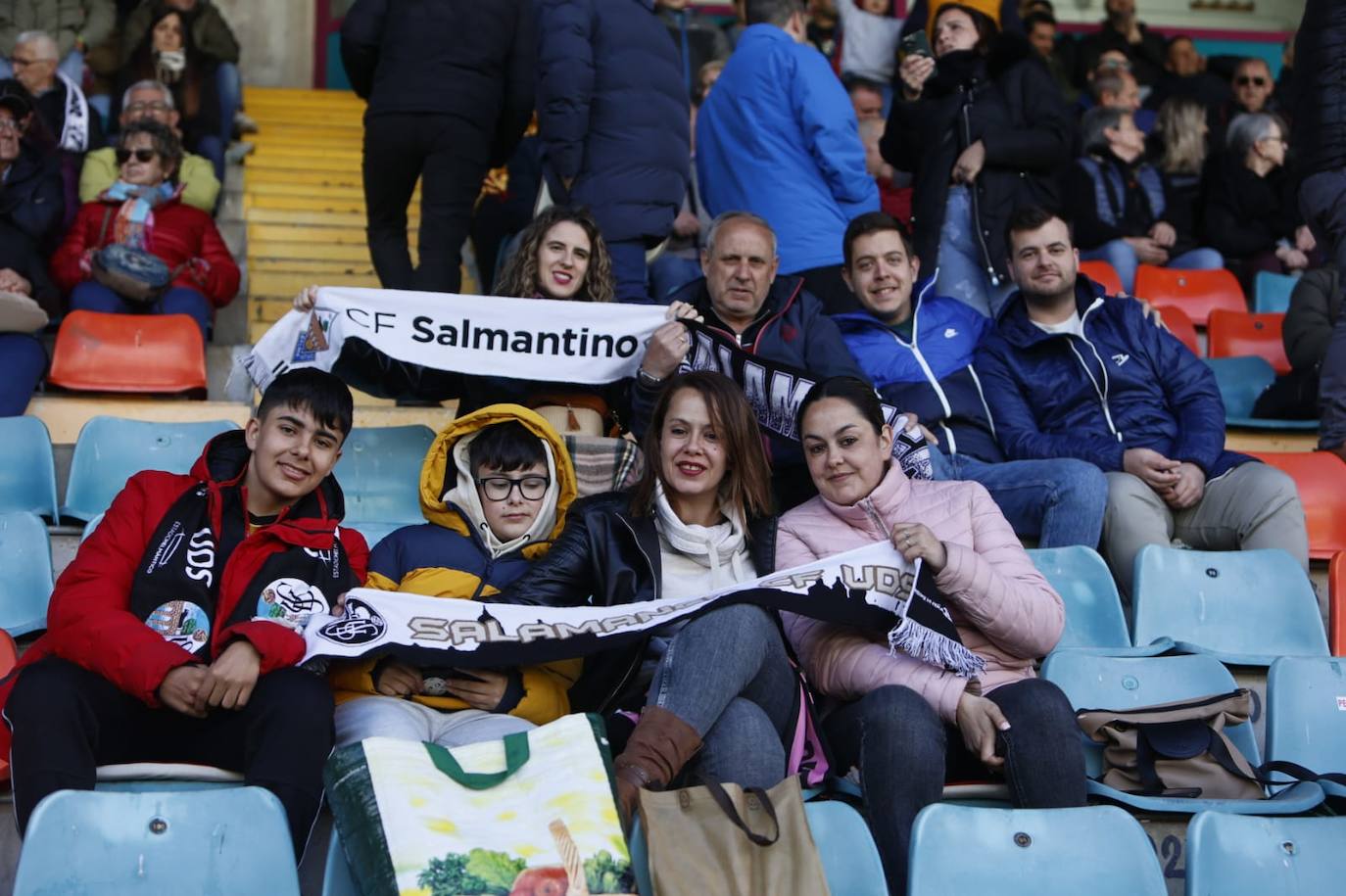 Búscate en la grada del Helmántico en el partido contra el Atlético Astorga