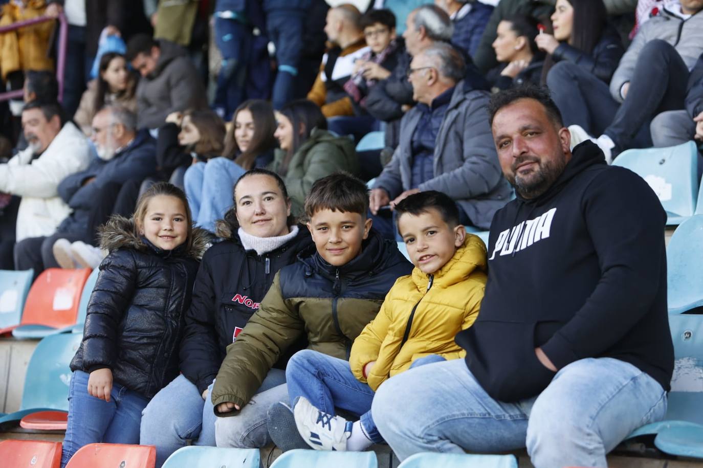 Búscate en la grada del Helmántico en el partido contra el Atlético Astorga