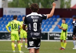 Slavy celebra uno de sus goles al Sabadell.