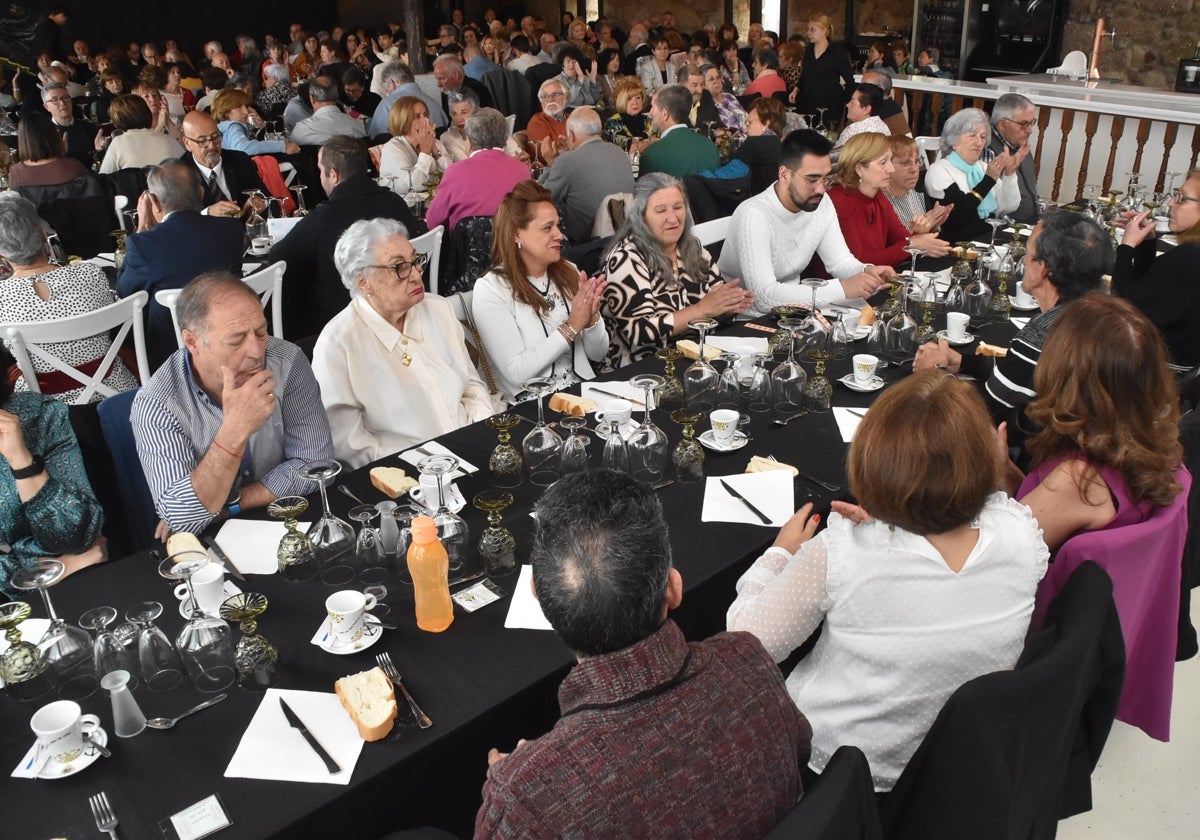 Primera comida benéfica a favor de la asociación bejarana contra el cáncer