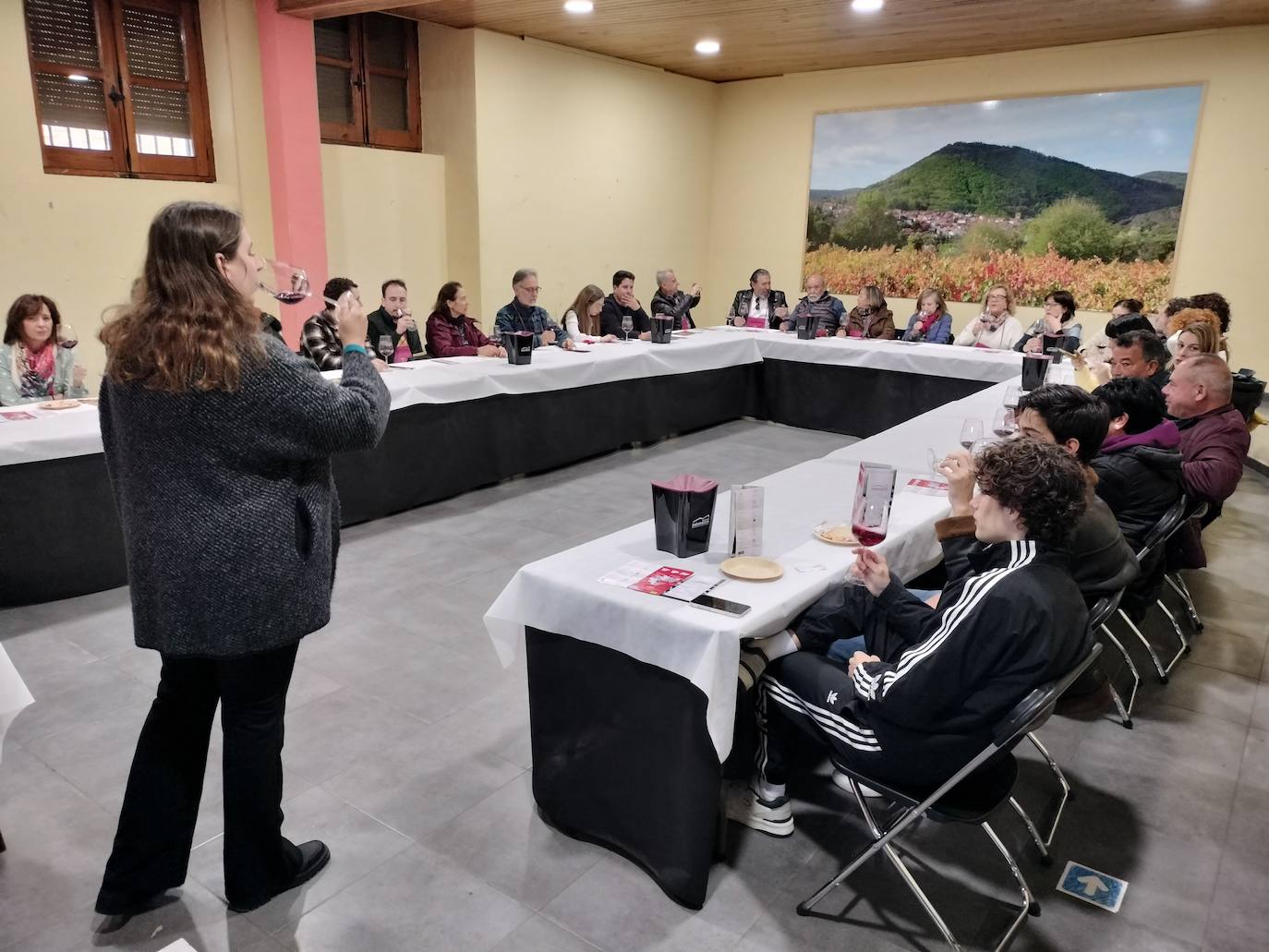 El público responde a la Feria de Enoturismo de San Esteban de la Sierra