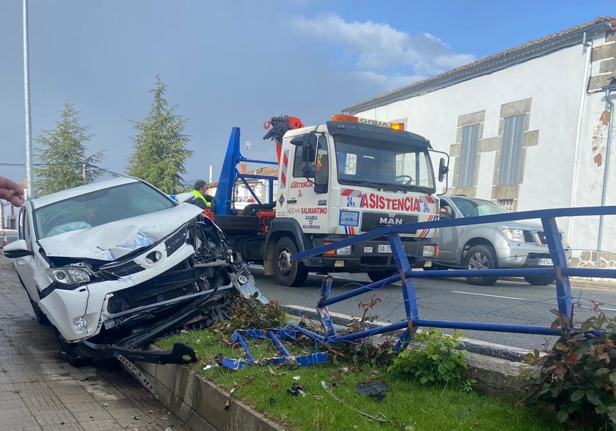 Imagen del turismo tras impactar contra la mediana en Nava de Béjar.