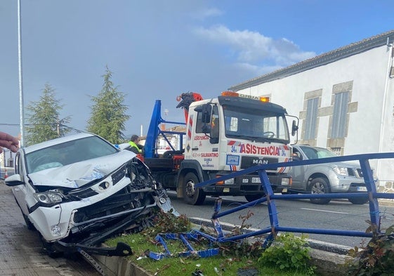 Imagen del turismo tras impactar contra la mediana en Nava de Béjar.