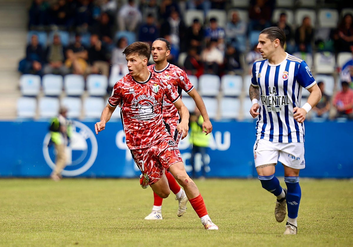 Boigues, del CD Guijuelo, en una presión por recuperar el cuero