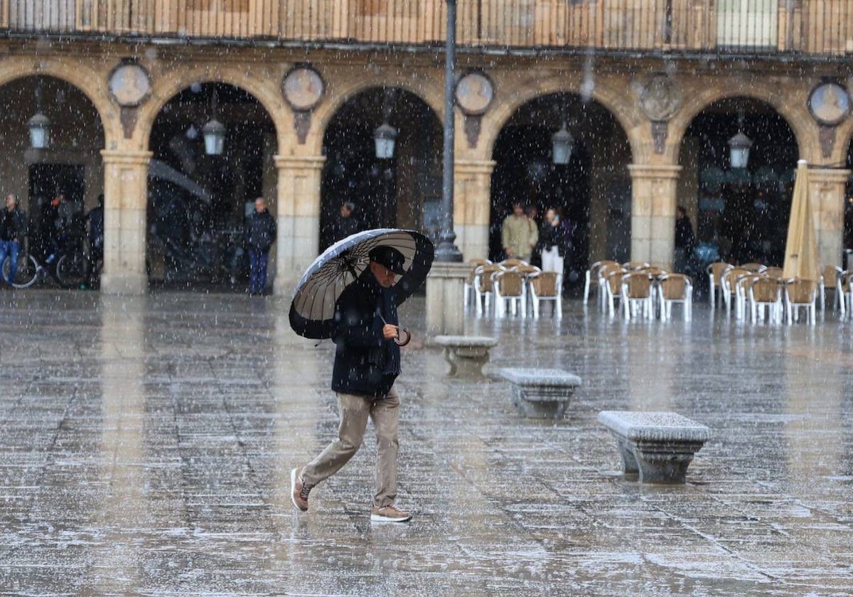 Una intensa granizada sorprende a los salmantinos en pleno centro