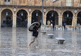 Una intensa granizada sorprende a los salmantinos en pleno centro