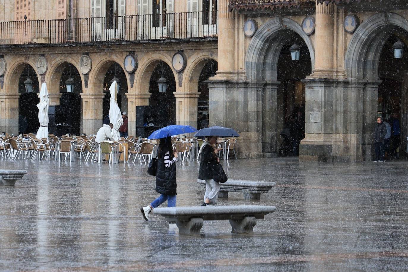 Una intensa granizada sorprende a los salmantinos en pleno centro