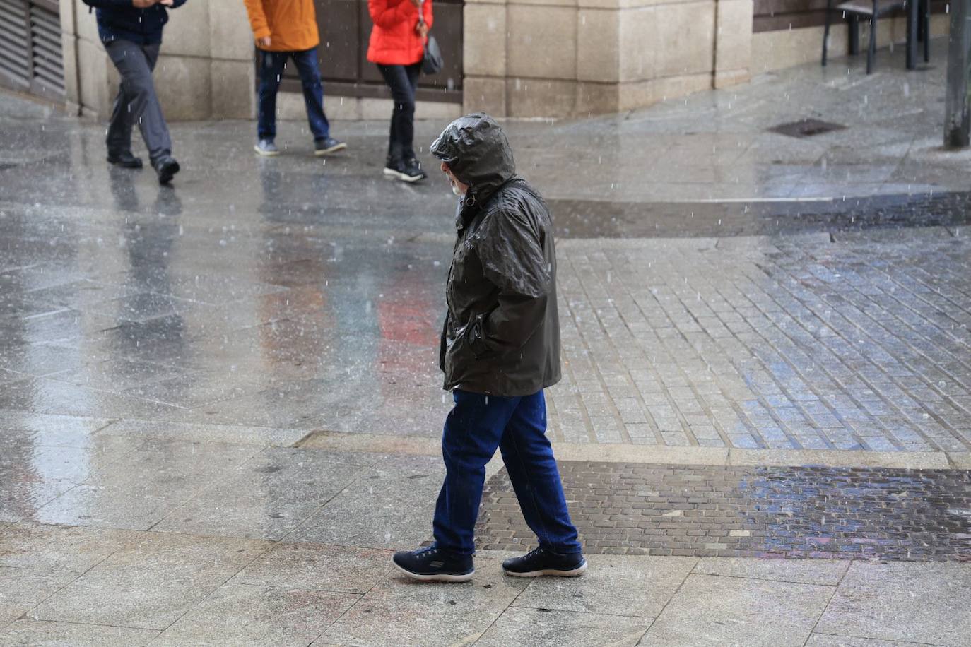 Una intensa granizada sorprende a los salmantinos en pleno centro