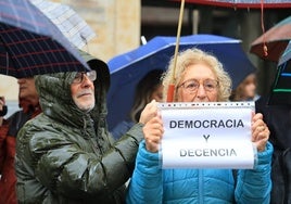 Así ha sido la concentración socialista en la plaza del Liceo para apoyar a Pedro Sánchez