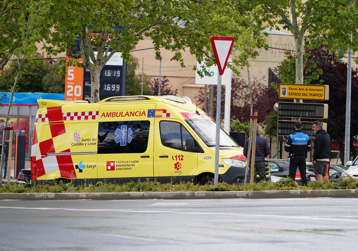 La ambulancia del Sacyl en el lugar del accidente.