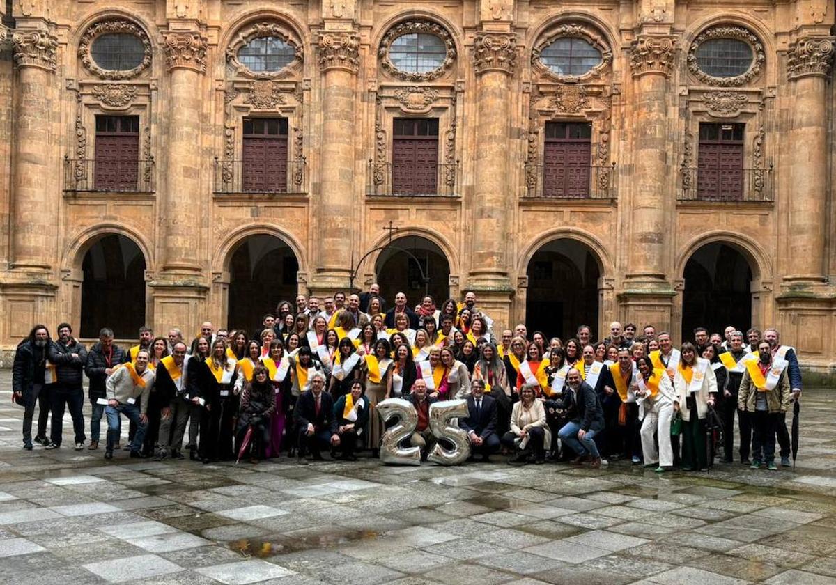 Los exalumnos de la UPSA a las puertas de la Universidad.