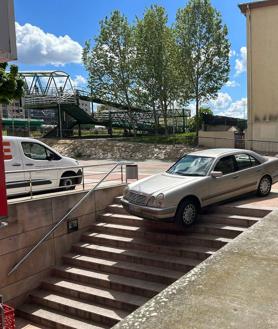 Imagen secundaria 2 - Atascado un coche en las escaleras del Carrefour de Vialia tras pensar que era un párking