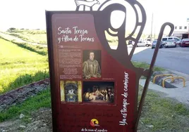 Una de las nuevas señales de la ruta de peregrinación «De la cuna al sepulcro», instalada en Alba de Tormes.