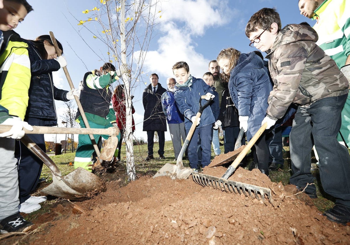 Plantación de árboles con niños en la zona de La Platina.