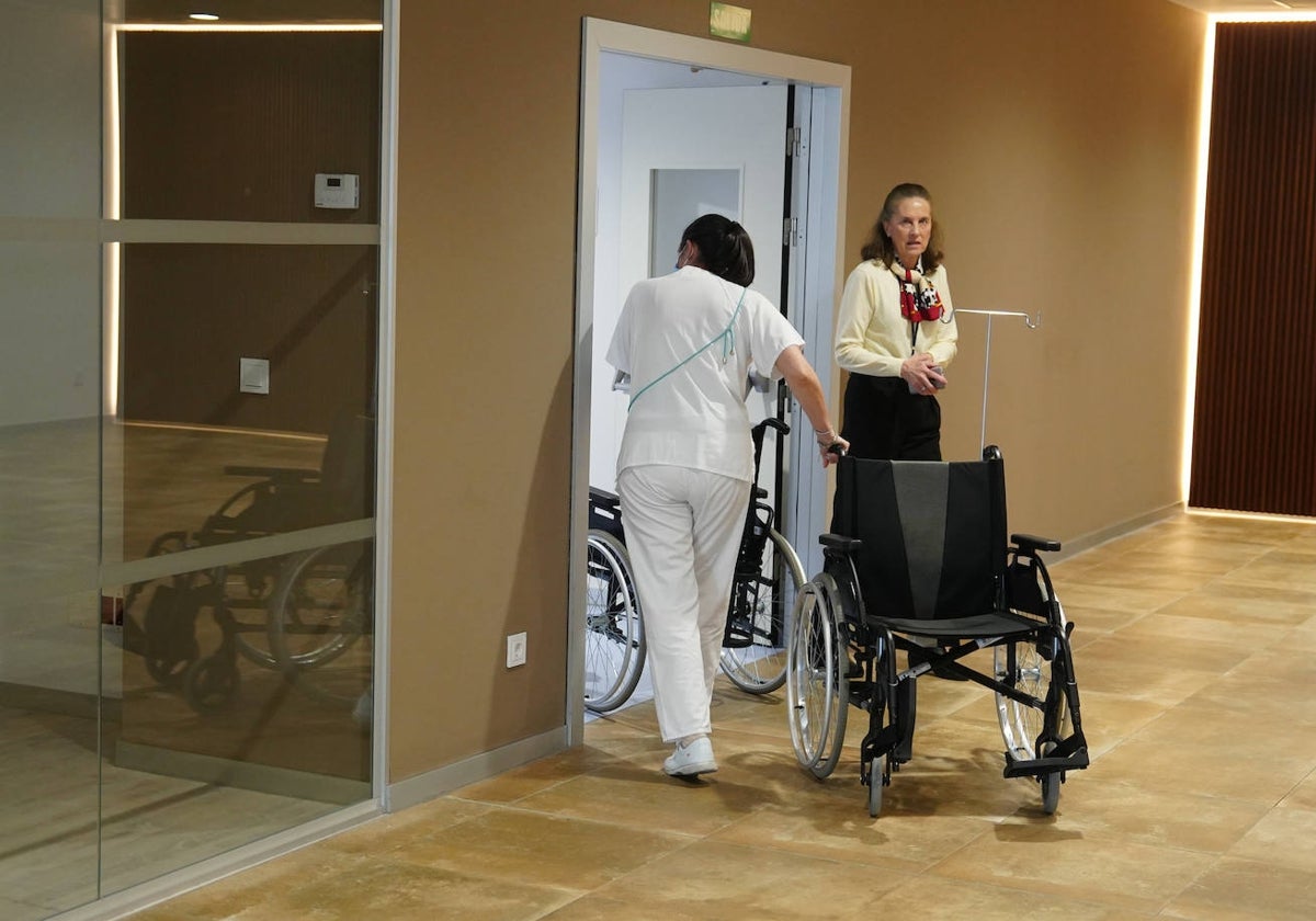 Tránsito de profesionales en las dependencias del Hospital de Salamanca.