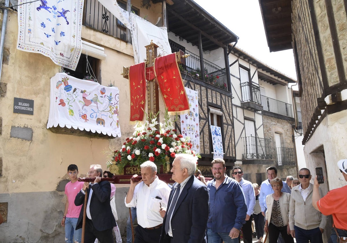 Sequeros rinde honores a la Moza Santa