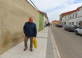 Un vecino transita por una de las calles principales.