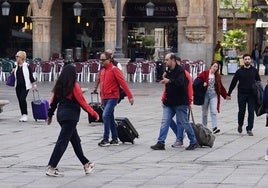 Turistas por el centro de Salamanca.