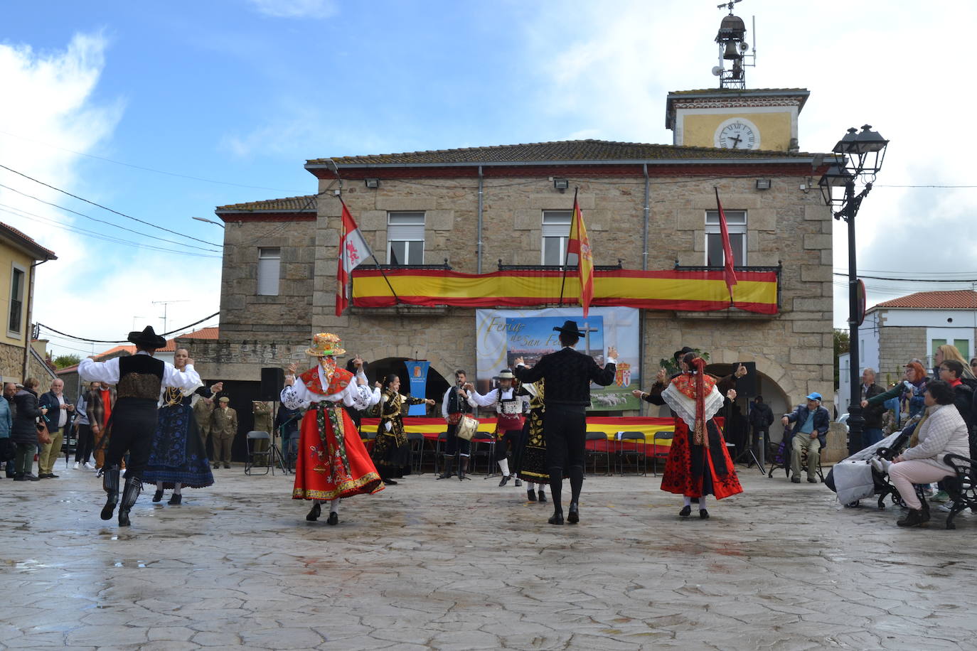 La Feria de San Felipe se impone a la lluvia en Barruecopardo