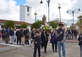 Los vecinos de Ivanrey parten en procesión desde la iglesia