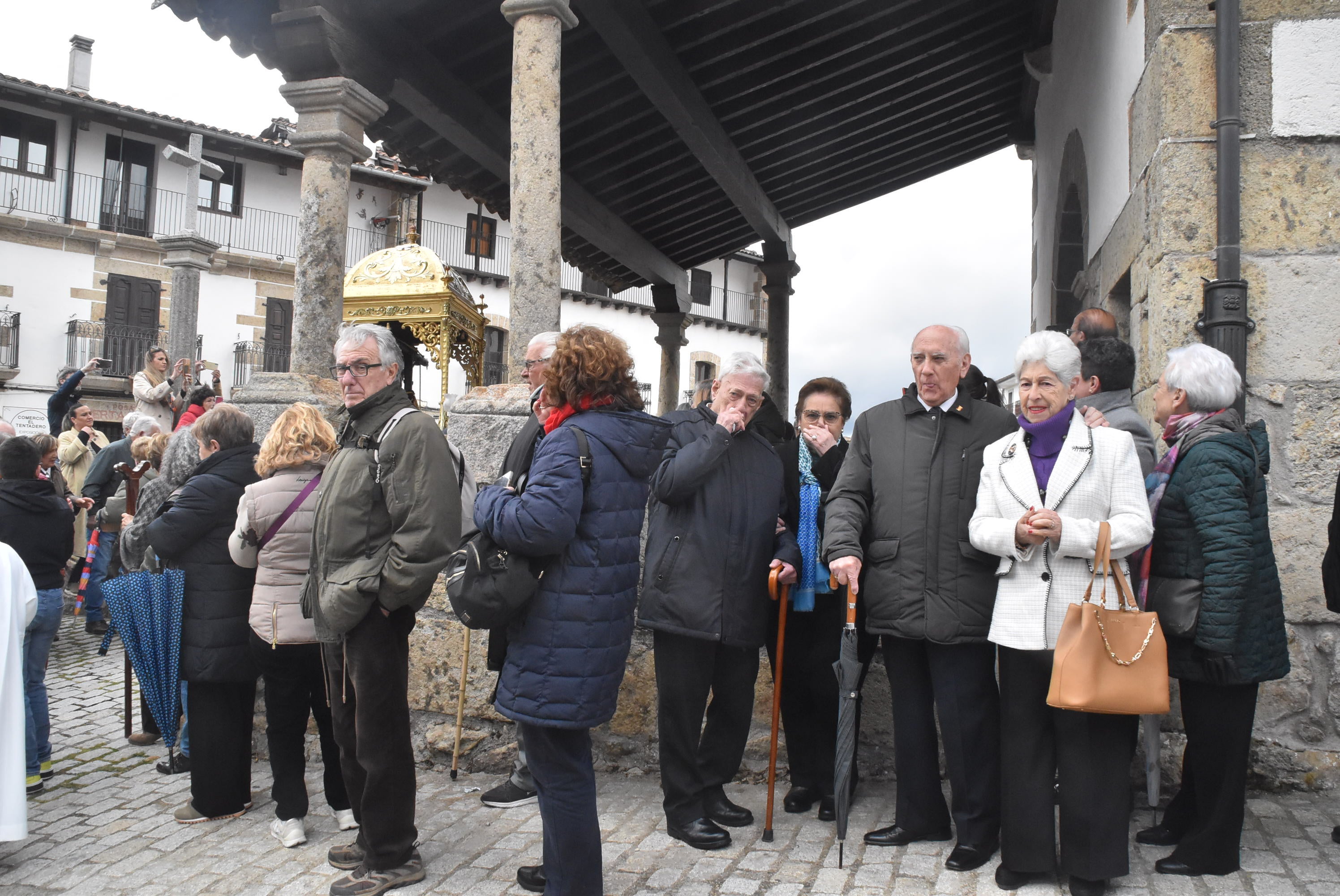 La lluvia respeta al Cristo de Candelario en la subida a la iglesia