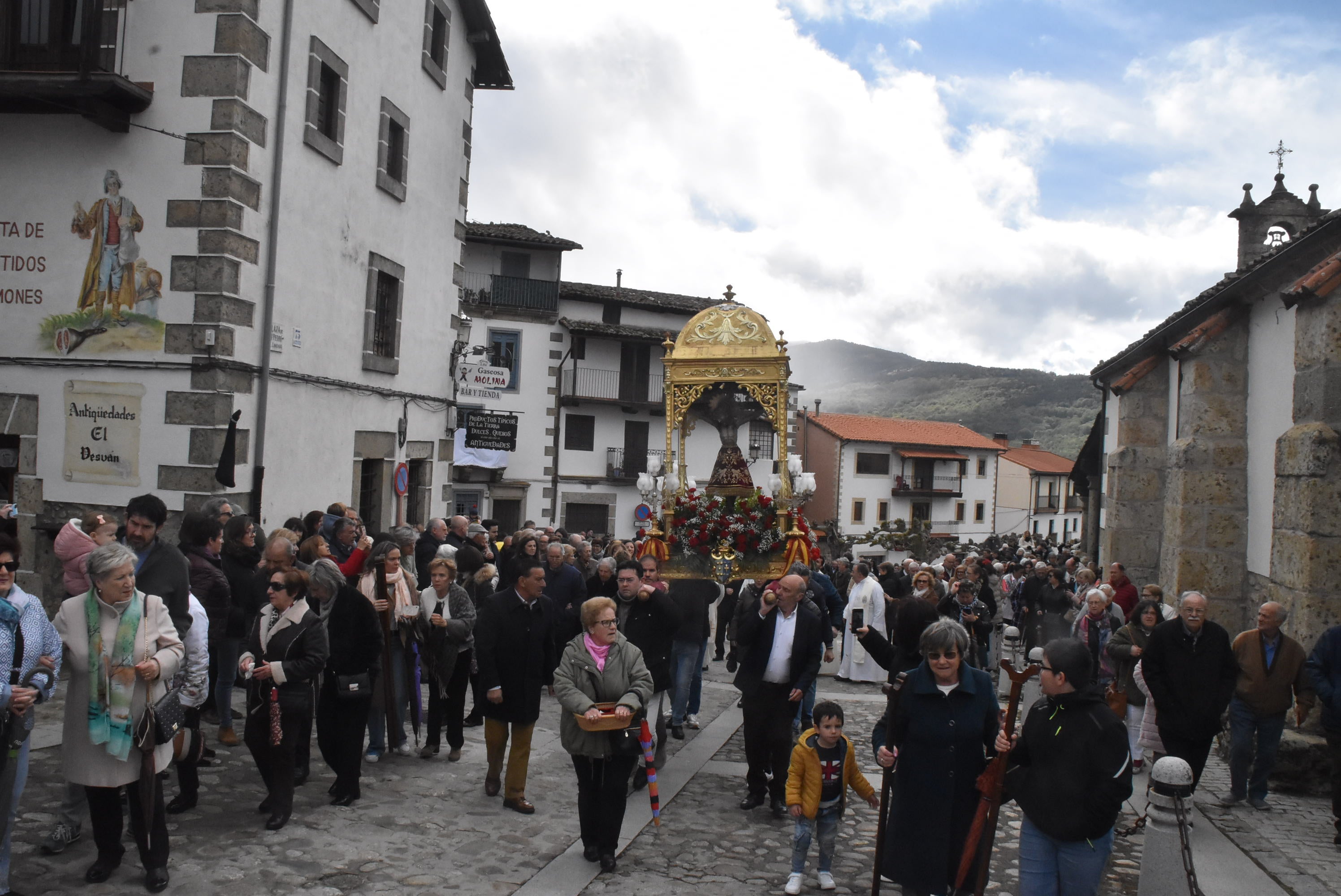 La lluvia respeta al Cristo de Candelario en la subida a la iglesia