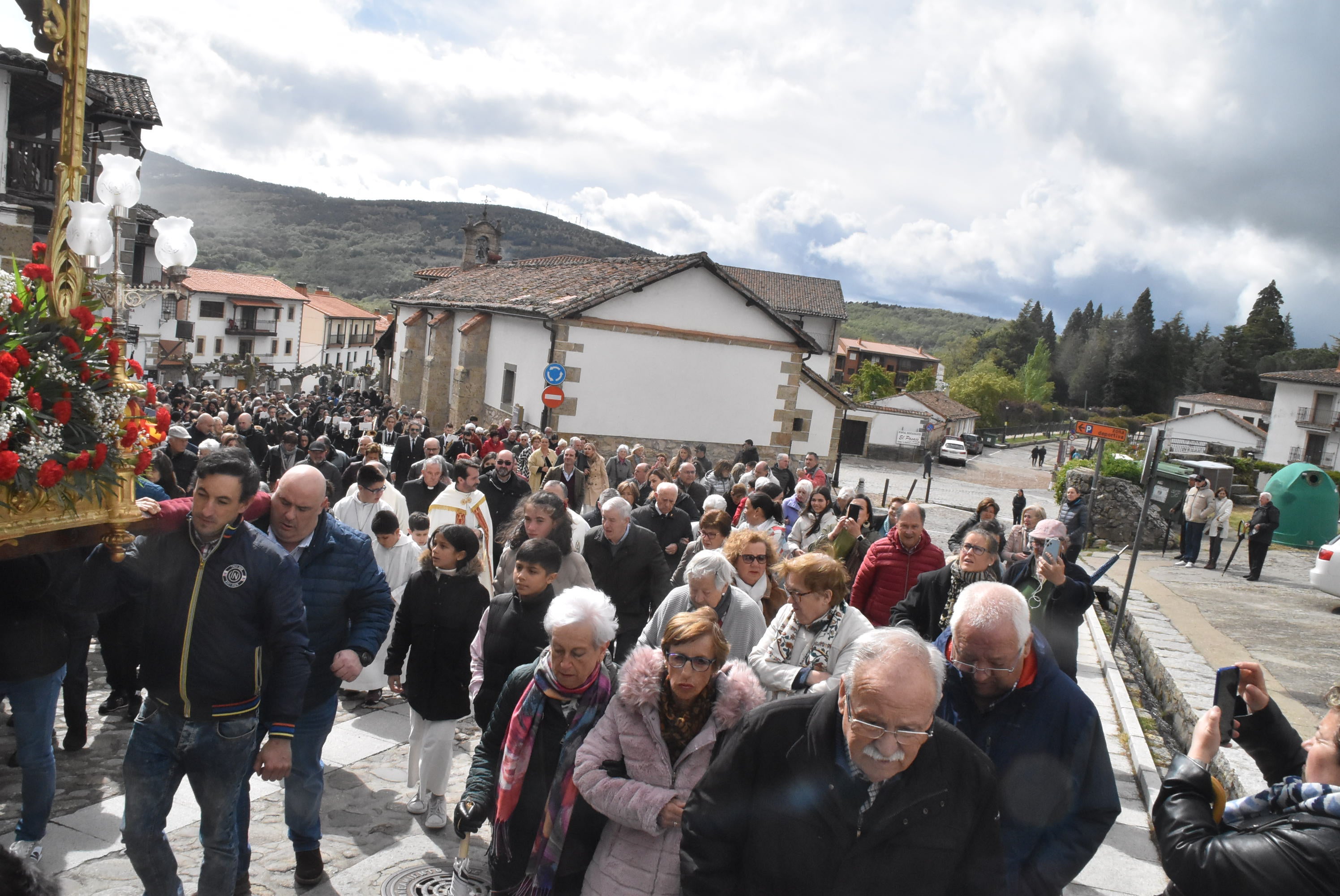 La lluvia respeta al Cristo de Candelario en la subida a la iglesia