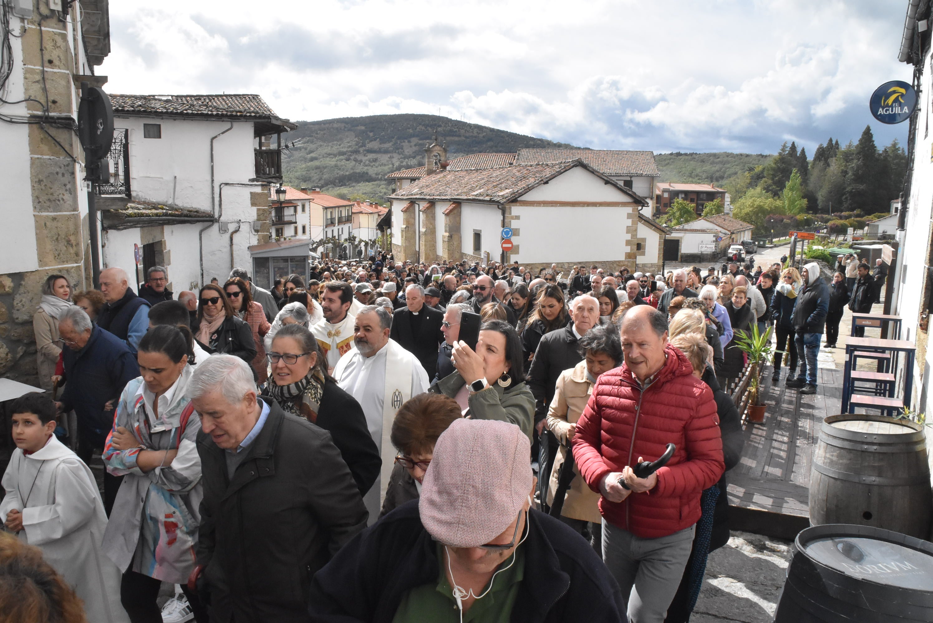 La lluvia respeta al Cristo de Candelario en la subida a la iglesia