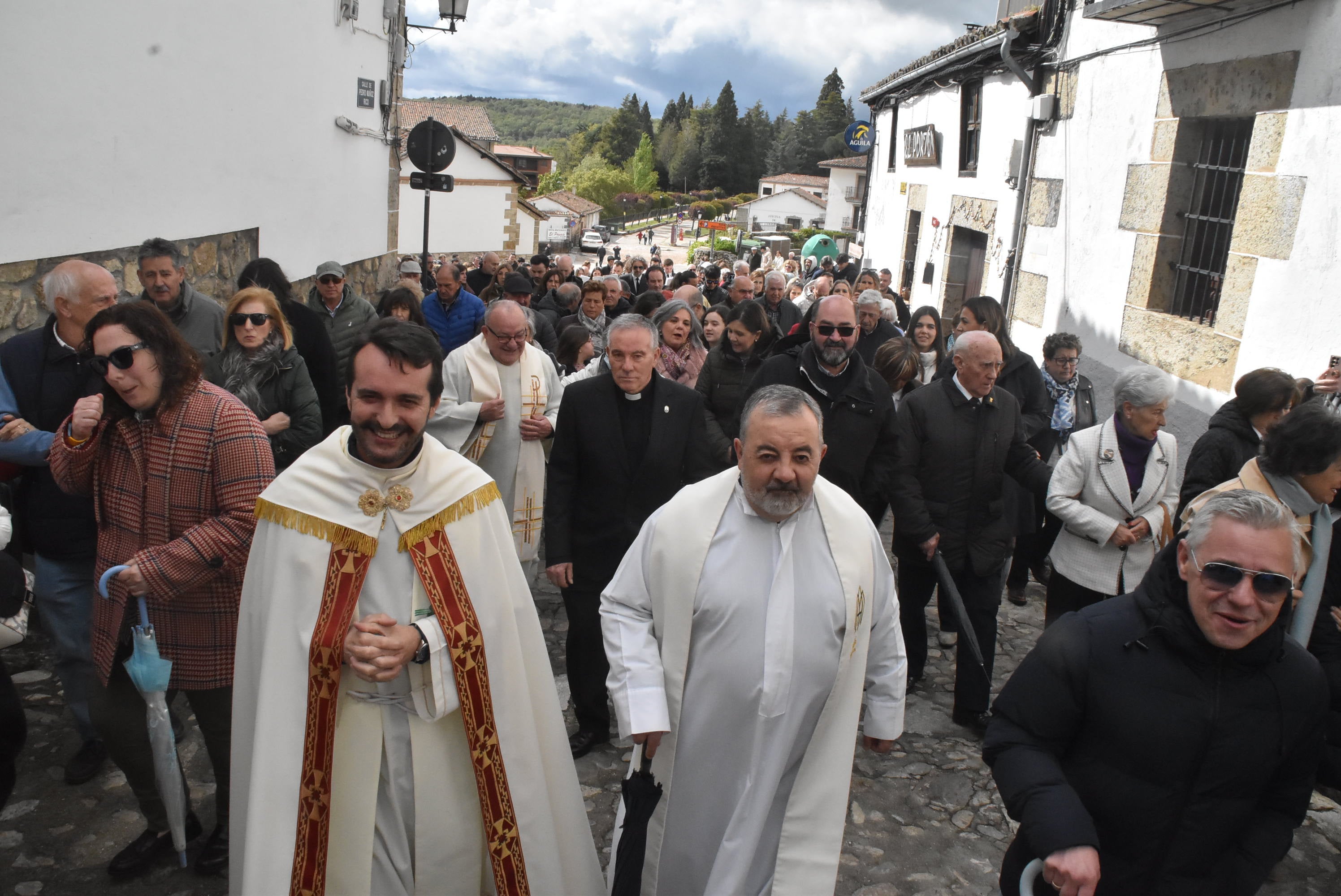 La lluvia respeta al Cristo de Candelario en la subida a la iglesia