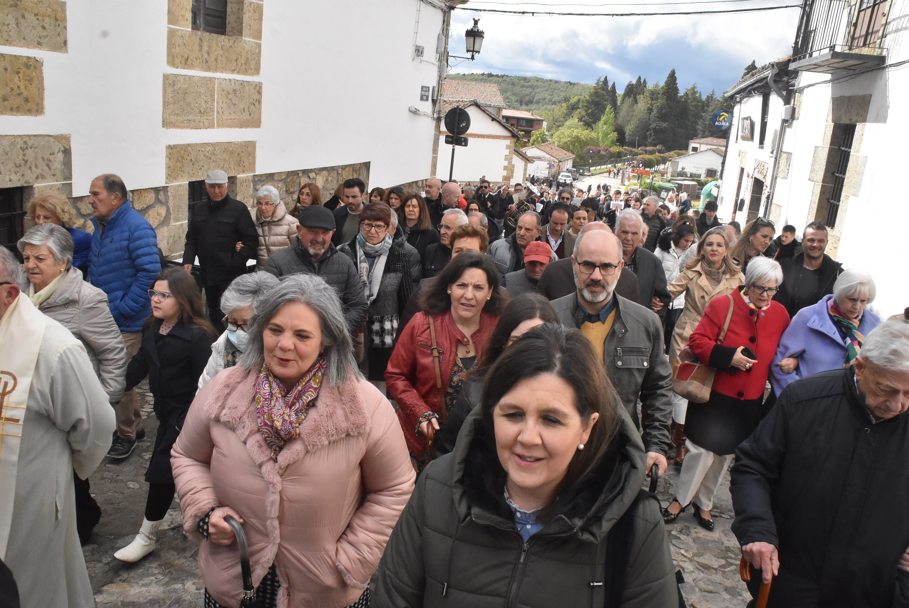 La lluvia respeta al Cristo de Candelario en la subida a la iglesia