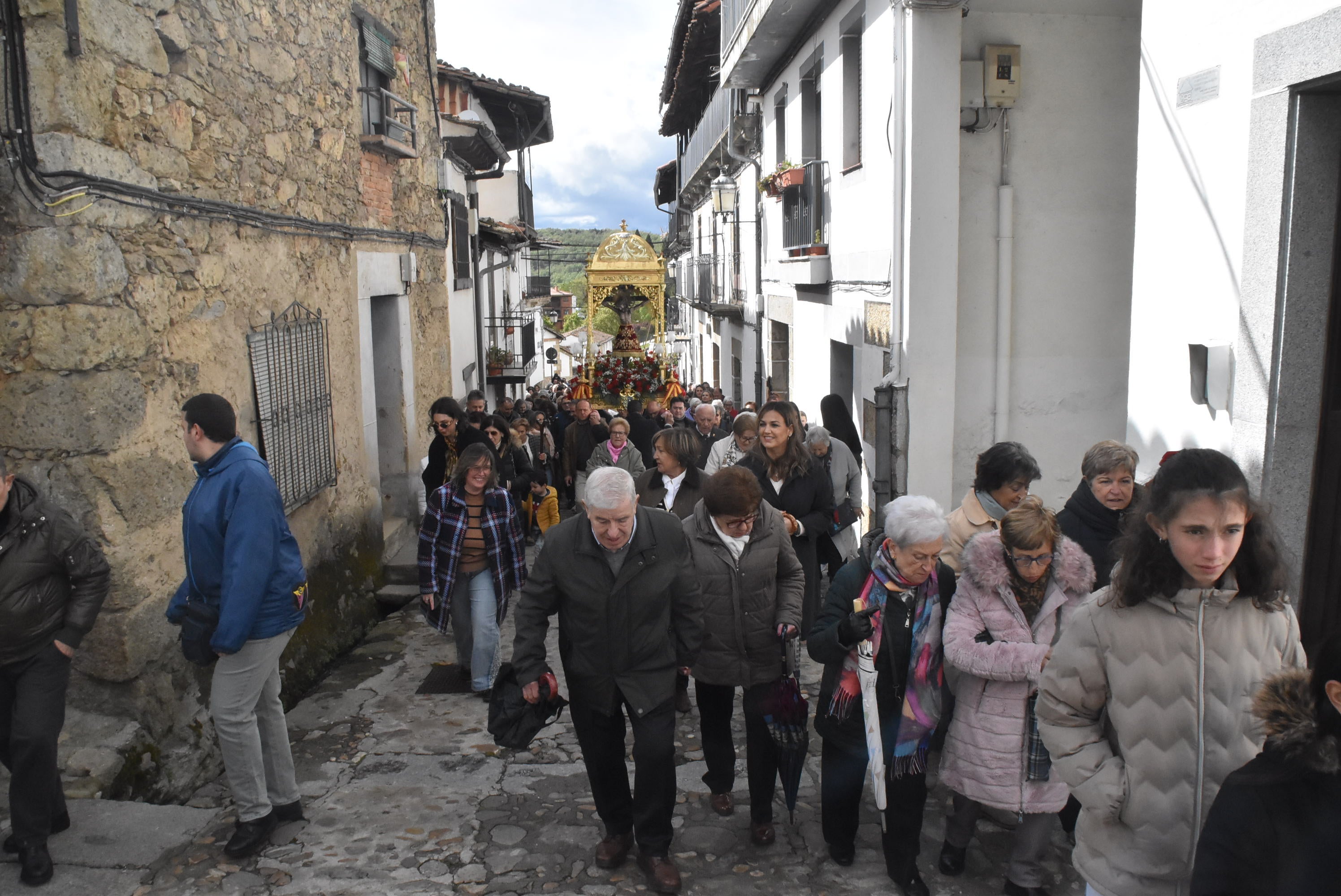 La lluvia respeta al Cristo de Candelario en la subida a la iglesia